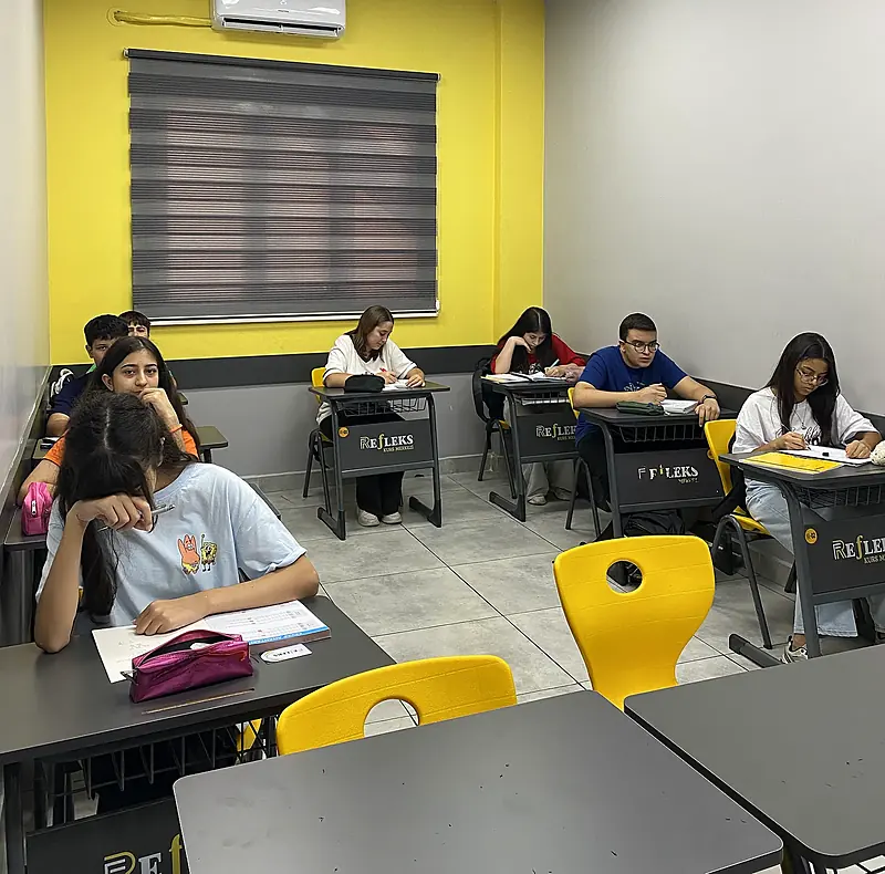 VIP sınıfta soru çözen öğrenciler
